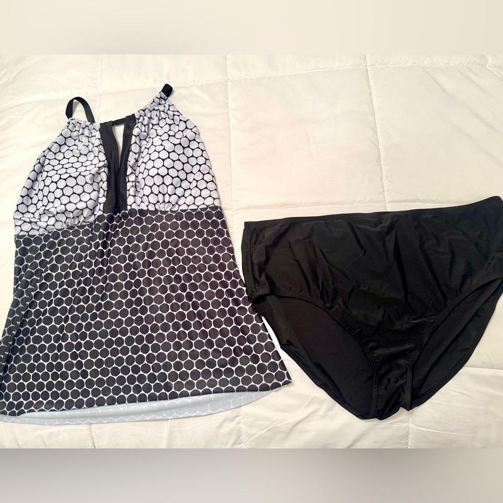 Black and White Women's Swim Set